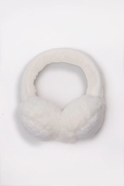 Cache-oreilles en tricot torsadé