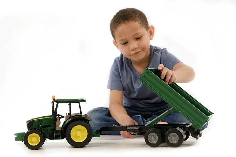 John Deere 5115M with Trailer