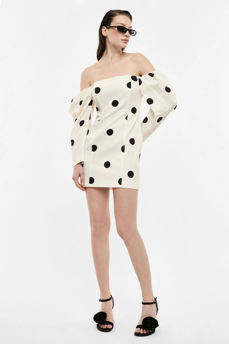 Short dress with polka dots and long sleeves