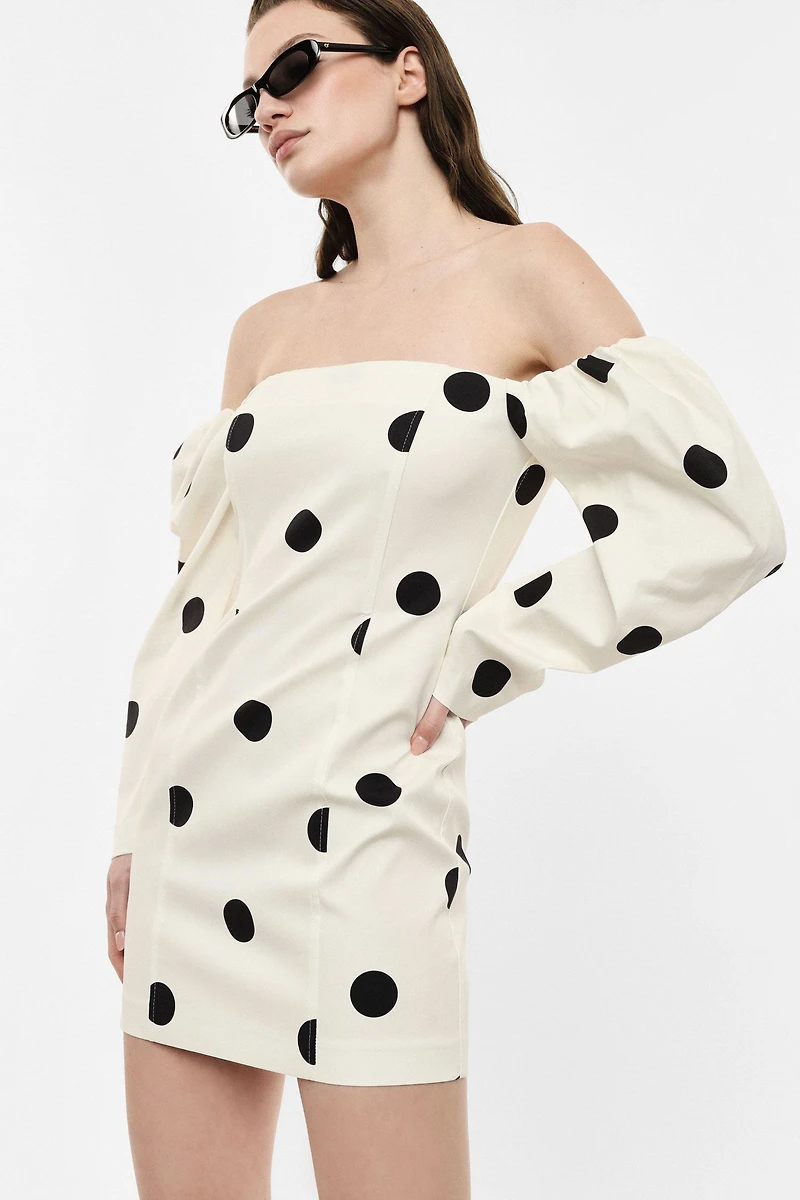 Short dress with polka dots and long sleeves