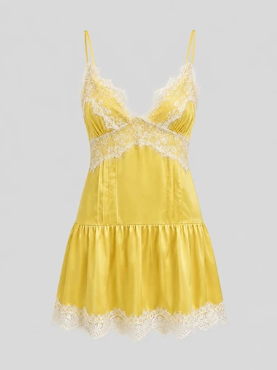 Mini-robe en satin avec bordure dentelle