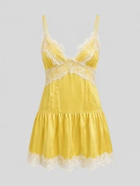Mini-robe en satin avec bordure dentelle