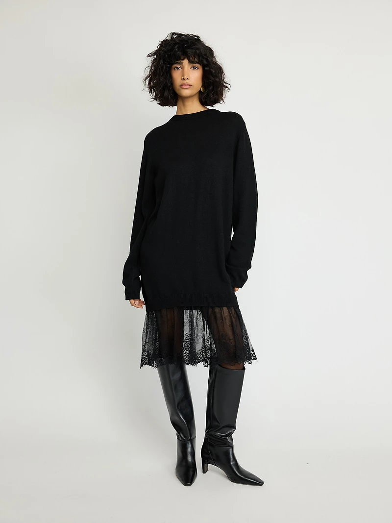 Robe en tricot avec ourlet en dentelle