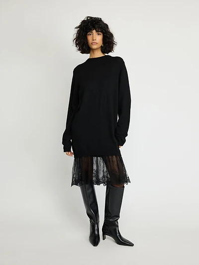 Robe en tricot avec ourlet en dentelle