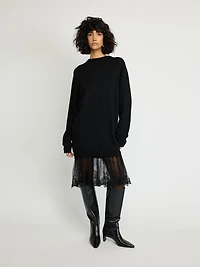 Robe en tricot avec ourlet en dentelle