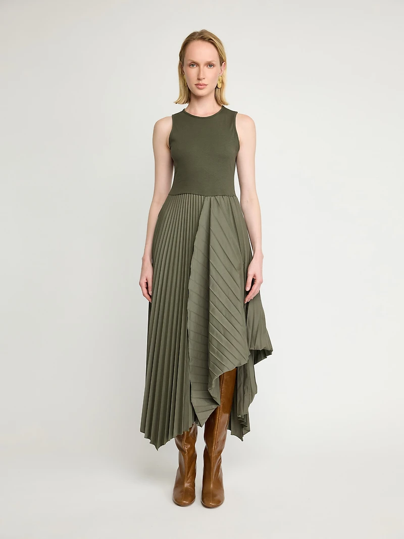 Robe asymétrique plissée sans manches