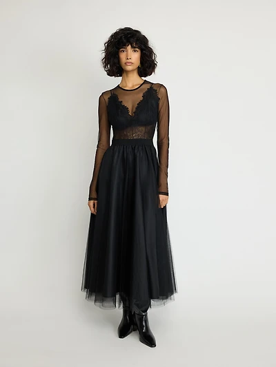 Robe longue en dentelle transparente