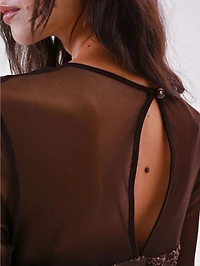 Robe en tulle ornée de sequins