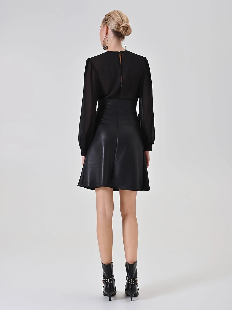 Robe courte à manches bouffantes