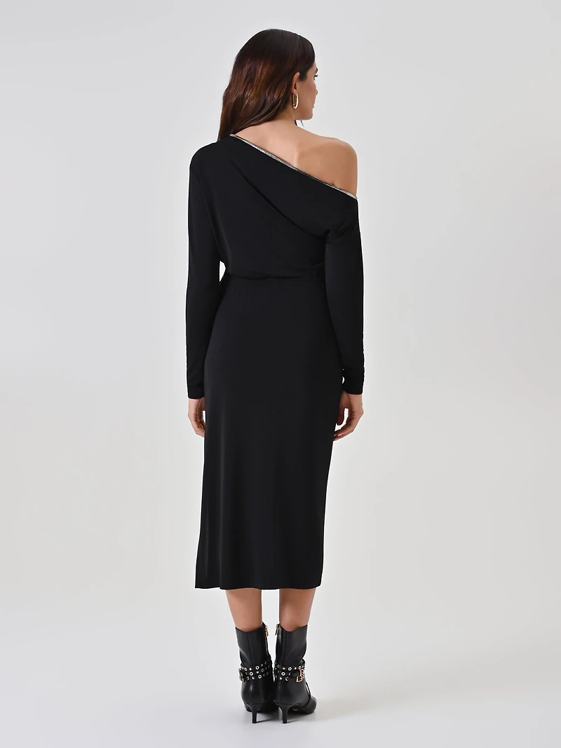Robe asymétrique à passepoil métallique