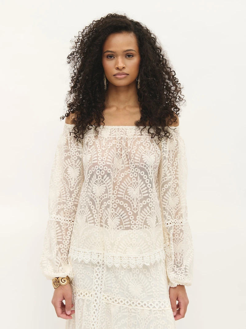 Haut à œillets brodés