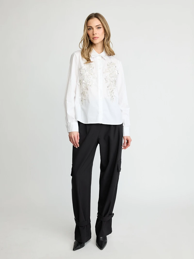 Chemise ornée de fleurs