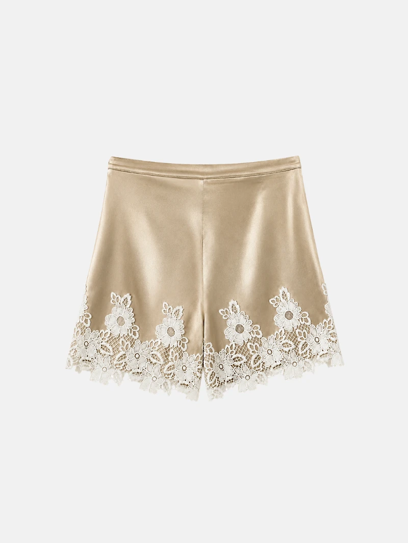 Short en satin couleur champagne avec bordure dentelle