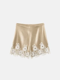 Short en satin couleur champagne avec bordure dentelle