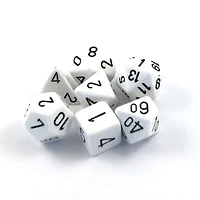 7 dés polyédriques opaques blanc avec chiffres noirs