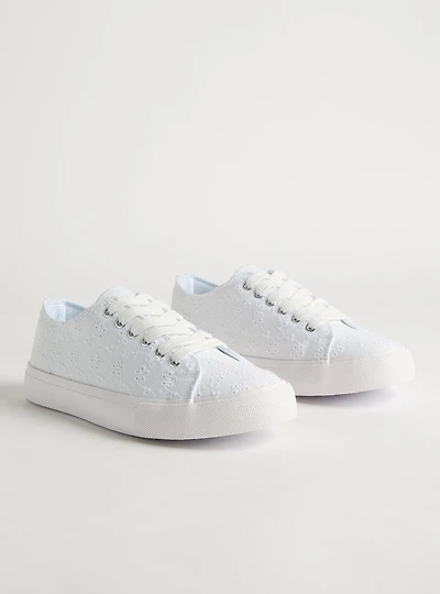 Lace-Up Sneaker (WW)