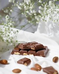 Milk Chocolate & Roasted Almonds Bar 250 g [87227]