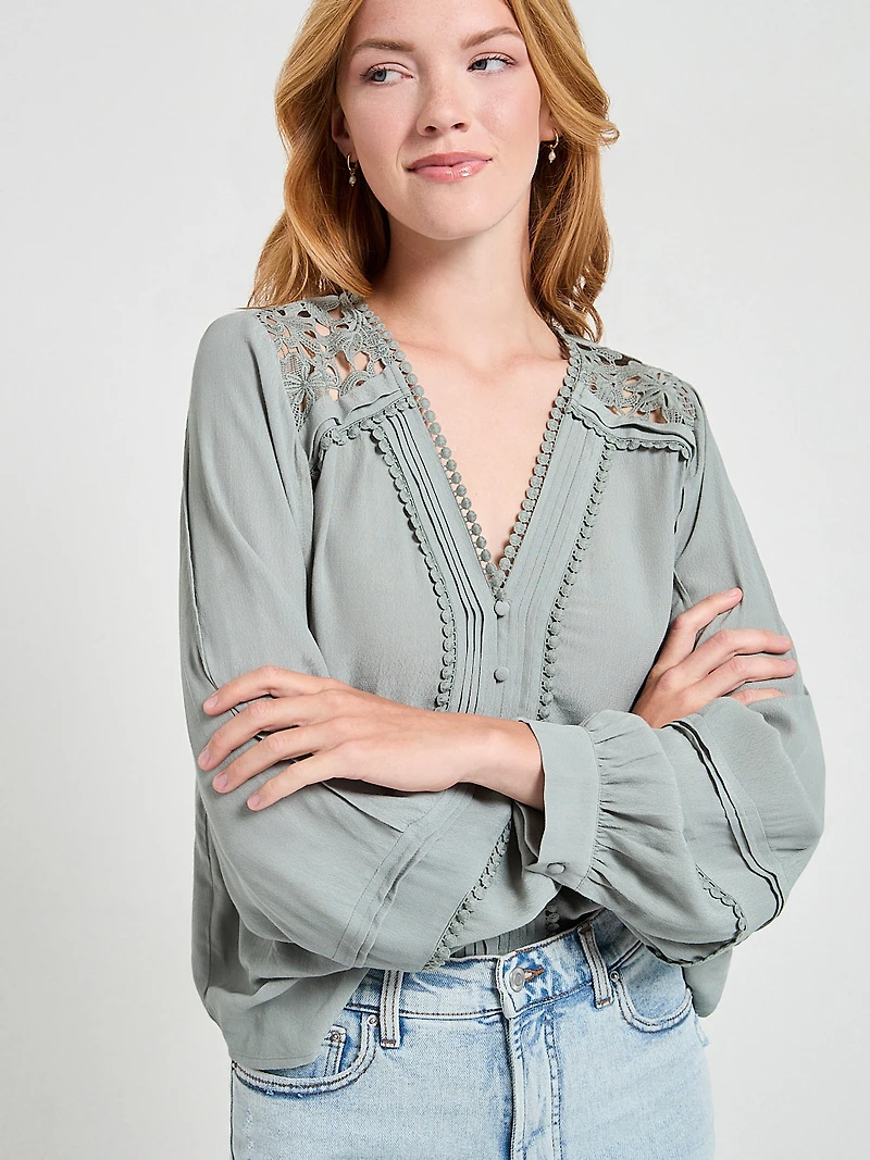 Long Sleeve Lace Trim Blouse Lilas