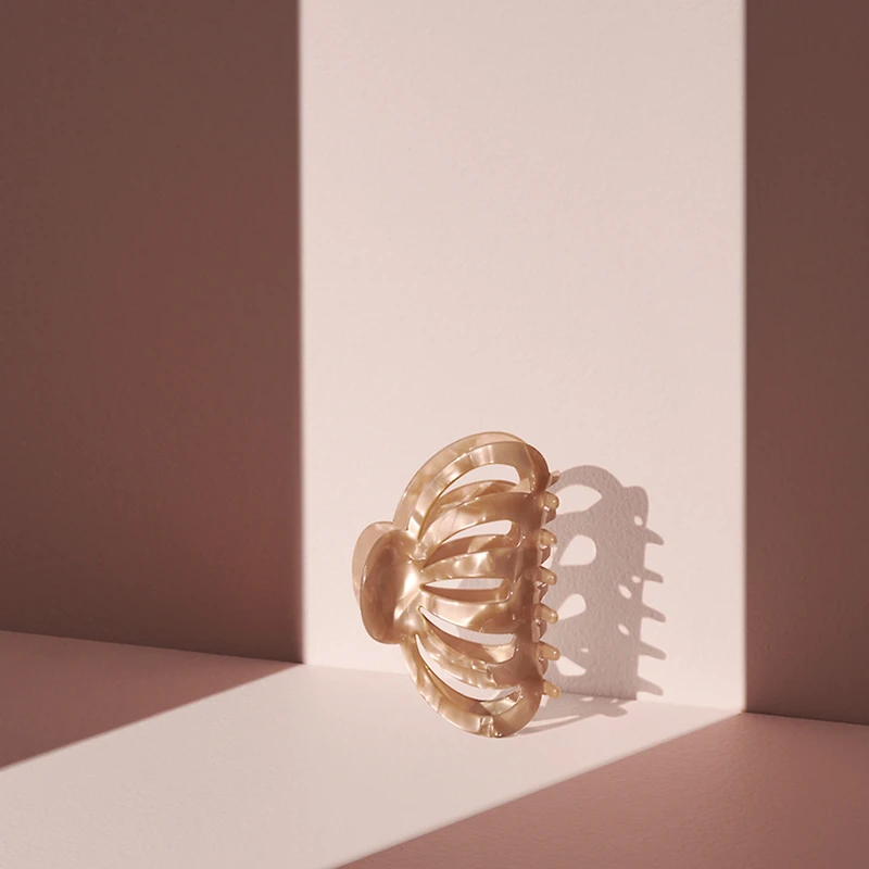 THE HAIR EDIT Jellyfish Marble Claw Clip - Latte