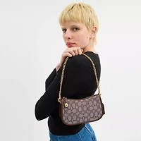 Swinger Bag 20 With Chain In Signature Jacquard