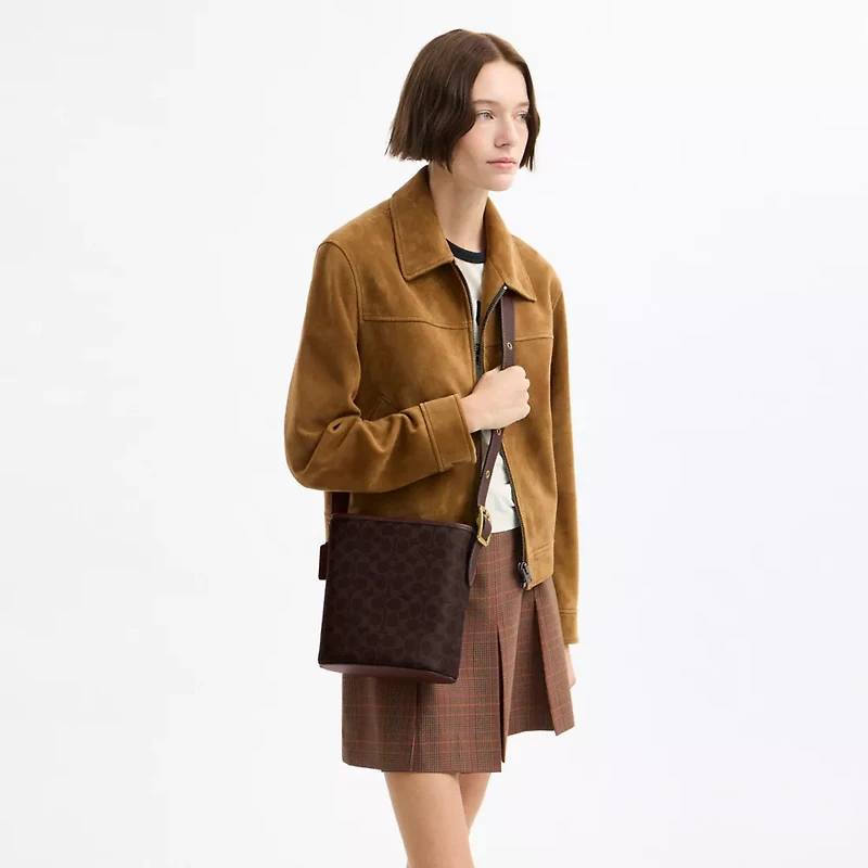 Bleecker Bucket Bag 21 In Signature Canvas