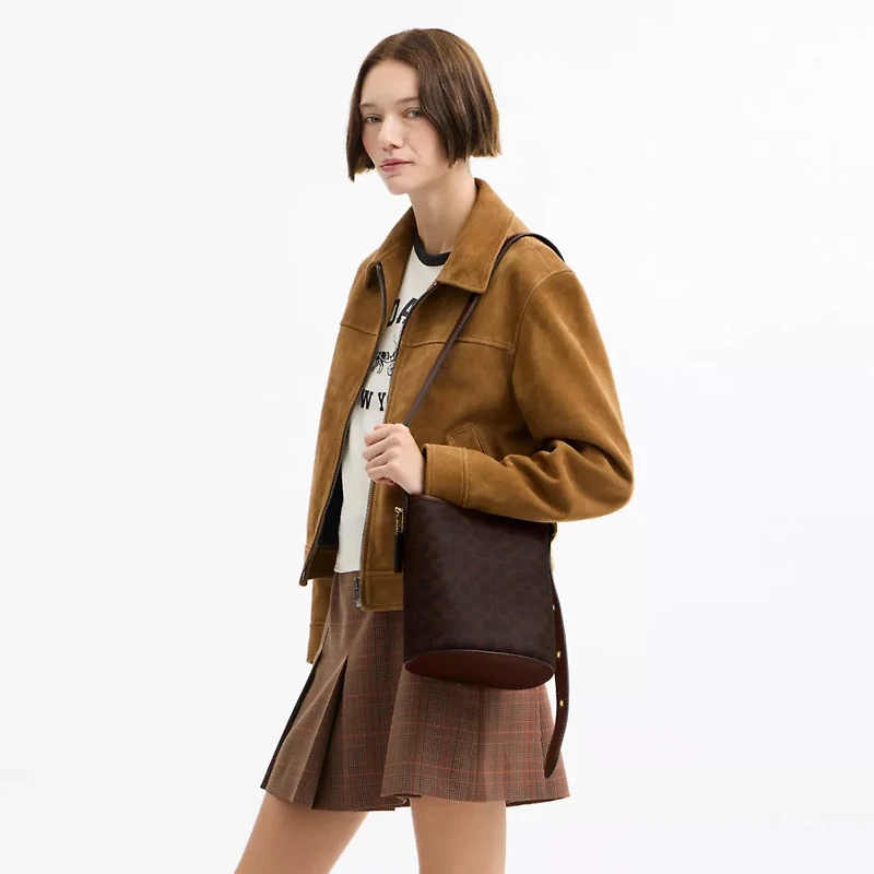 Bleecker Bucket Bag 21 In Signature Canvas