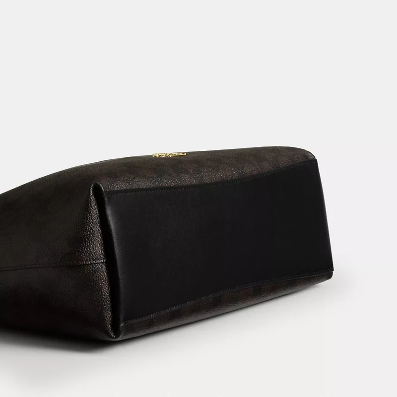 Laurel Shoulder Bag In Signature Canvas