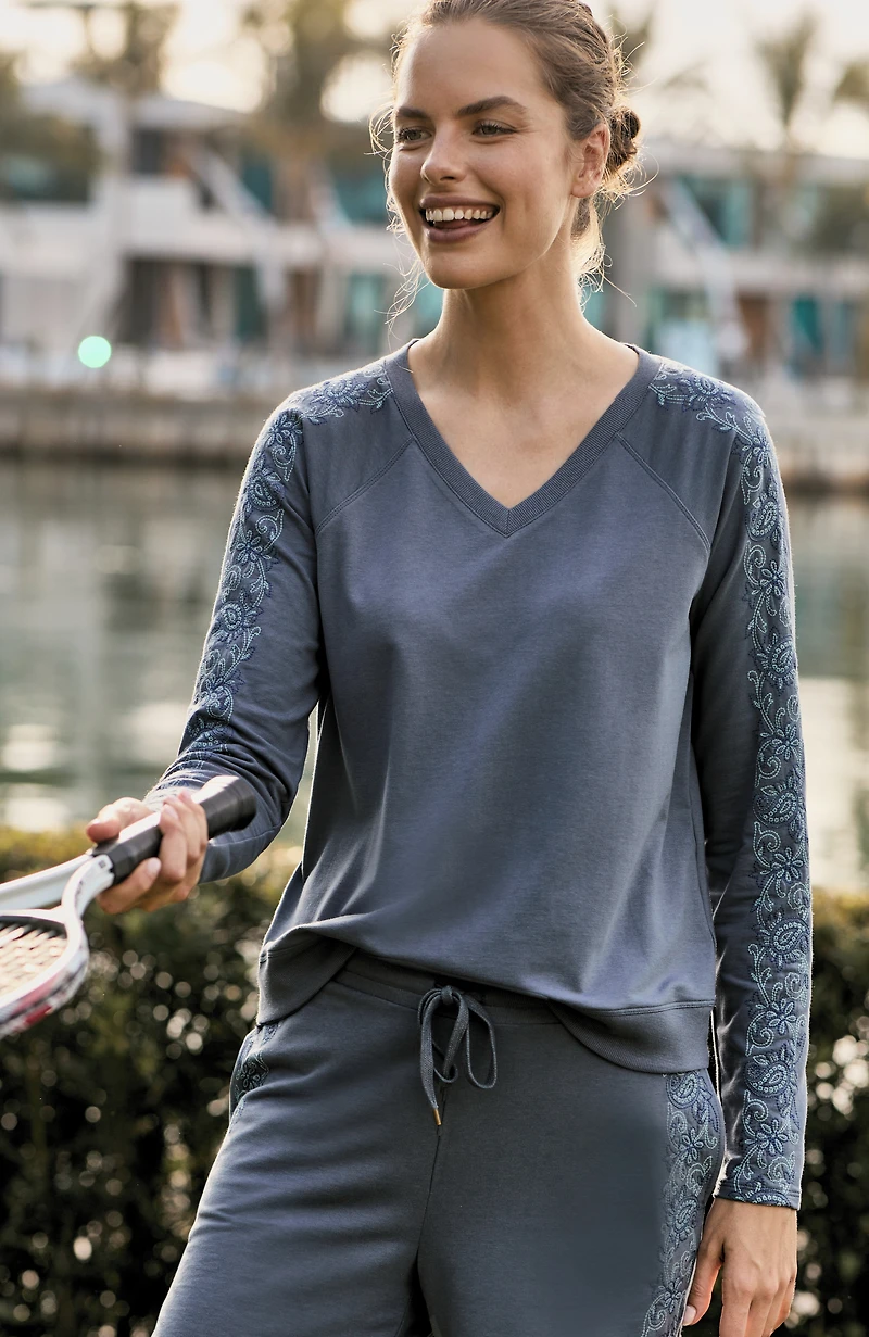 fit v-neck embroidered pullover