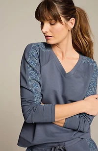 fit v-neck embroidered pullover