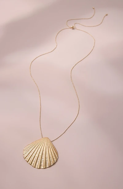 goldtone scallop pendant necklace