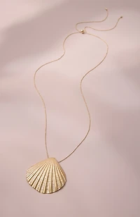 goldtone scallop pendant necklace