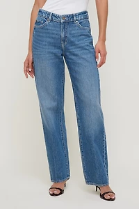 Jean Mika à taille mi-haute et jambe droite décontractée