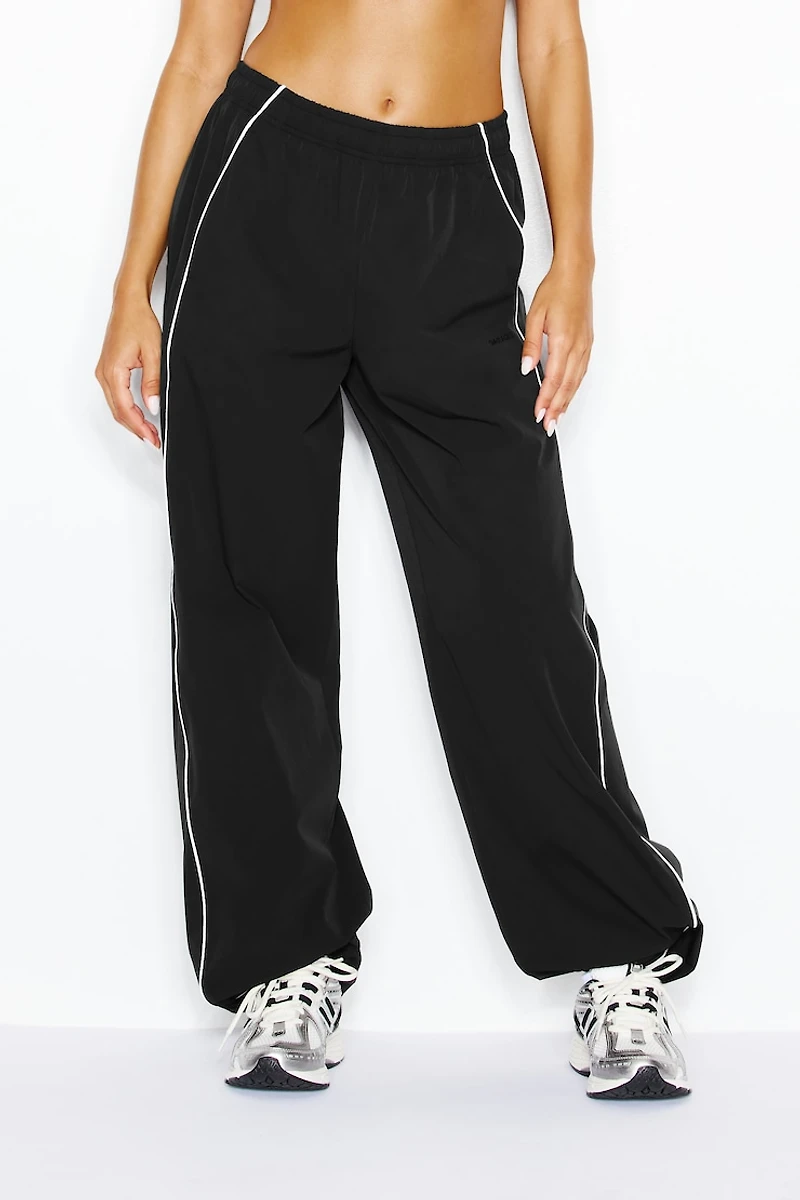 Pantalon sport en nylon à bandes latérales
