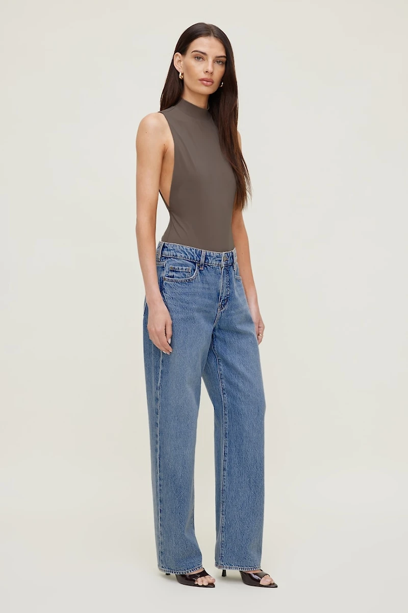 Jean Mika à taille mi-haute et jambe droite décontractée