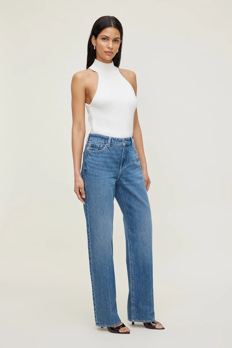 Jean Mika à taille mi-haute et jambe droite décontractée