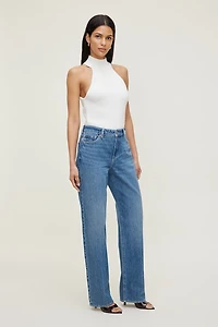 Jean Mika à taille mi-haute et jambe droite décontractée