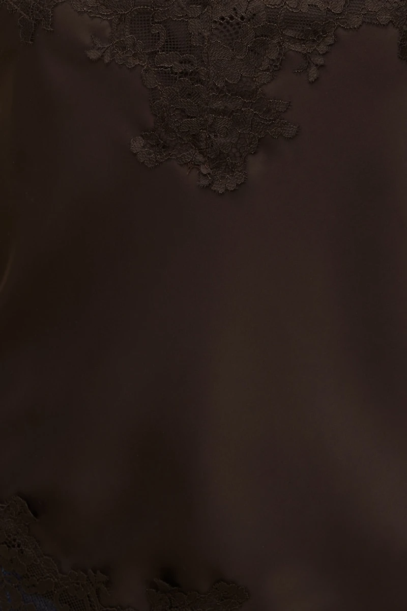 Camisole asymétrique en satin à bordure de dentelle Cassie