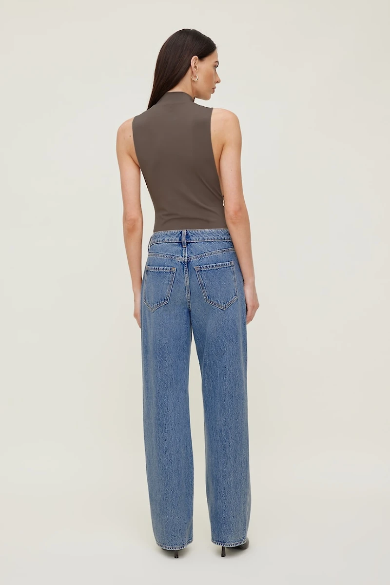 Jean Mika à taille mi-haute et jambe droite décontractée