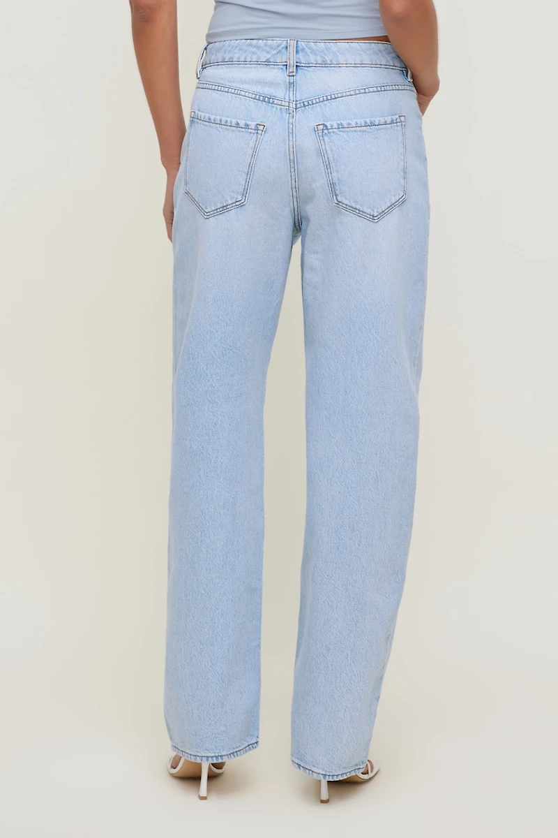 Jean Mika à taille mi-haute et jambe droite décontractée