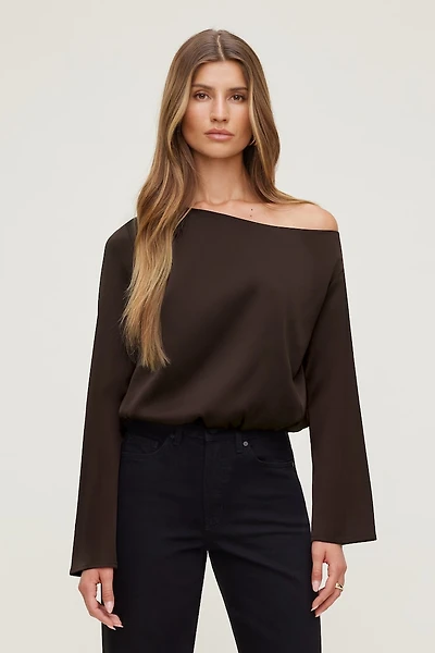 Blouse à épaules dégagées en satin
