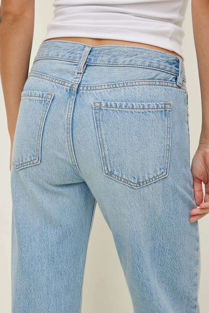 Jean décontracté à taille basse et jambe droite
