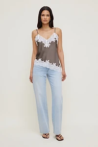 Camisole asymétrique en satin à bordure de dentelle Cassie