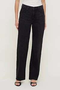 Jean Mika à taille mi-haute et jambe droite décontractée