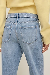 Jean Mika à taille mi-haute et jambe droite décontractée