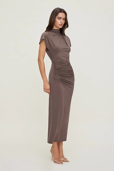 Robe midi froncée sculptante