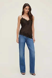 Camisole asymétrique en satin à bordure de dentelle Cassie