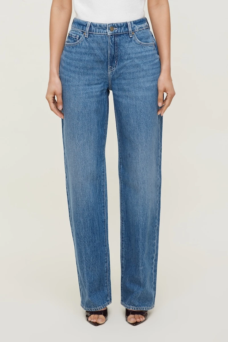 Jean Mika à taille mi-haute et jambe droite décontractée