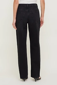 Jean Mika à taille mi-haute et jambe droite décontractée