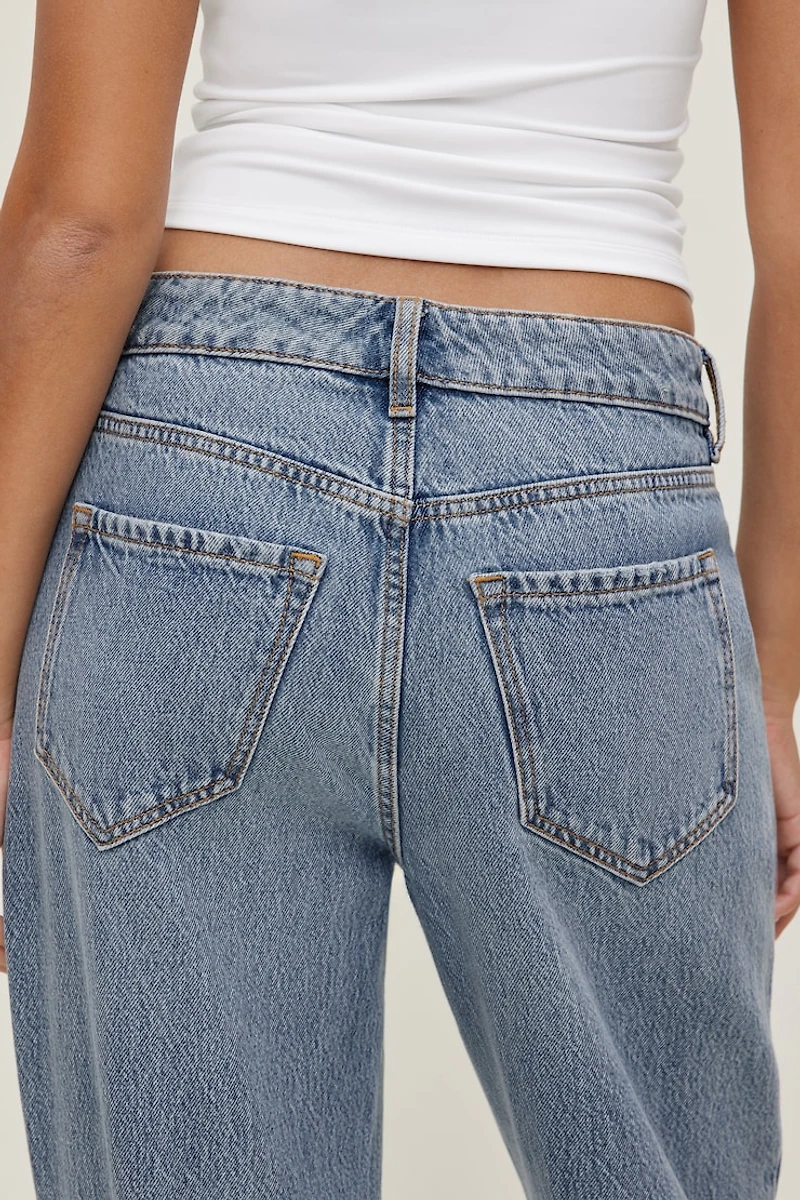Jean Mika à taille mi-haute et jambe droite décontractée