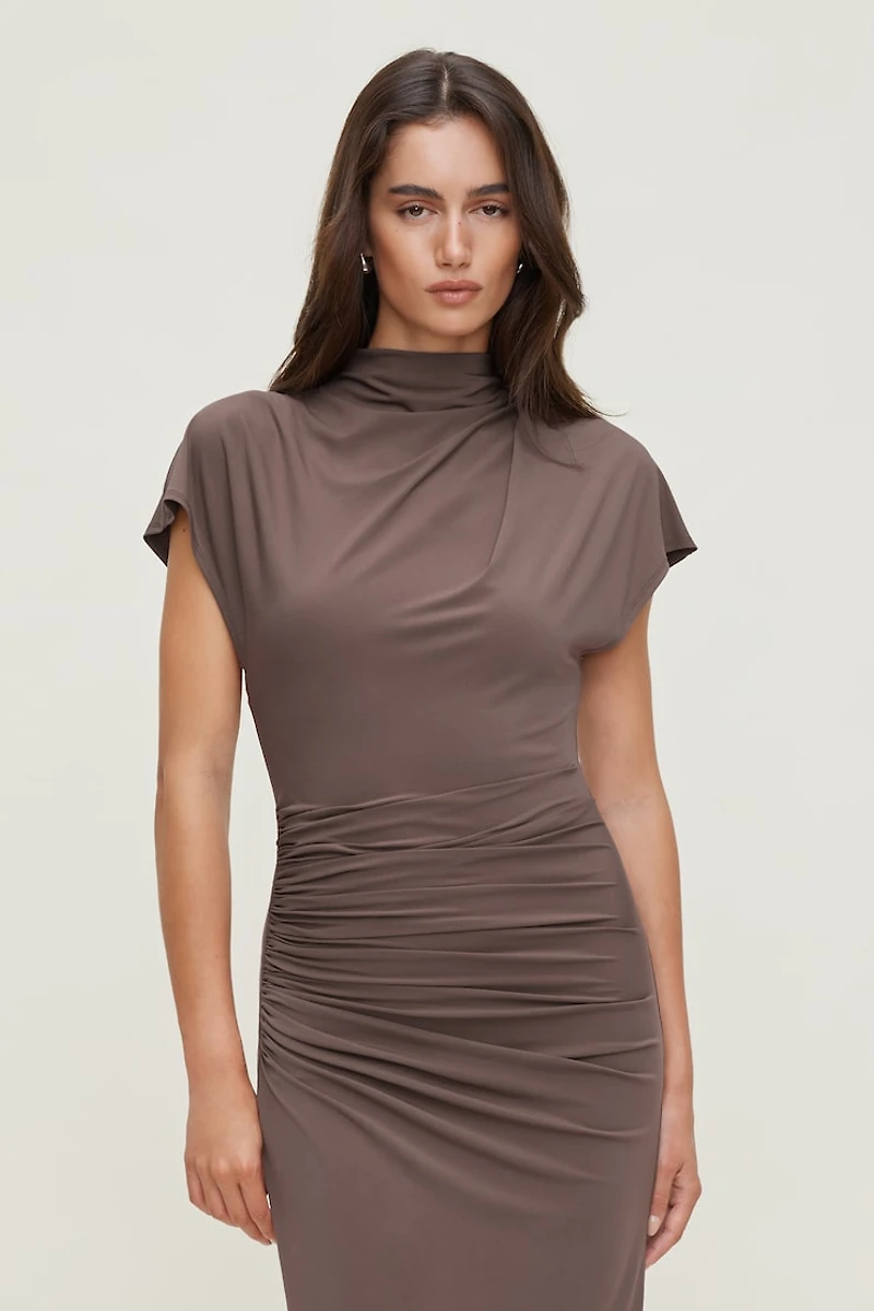 Robe midi froncée sculptante